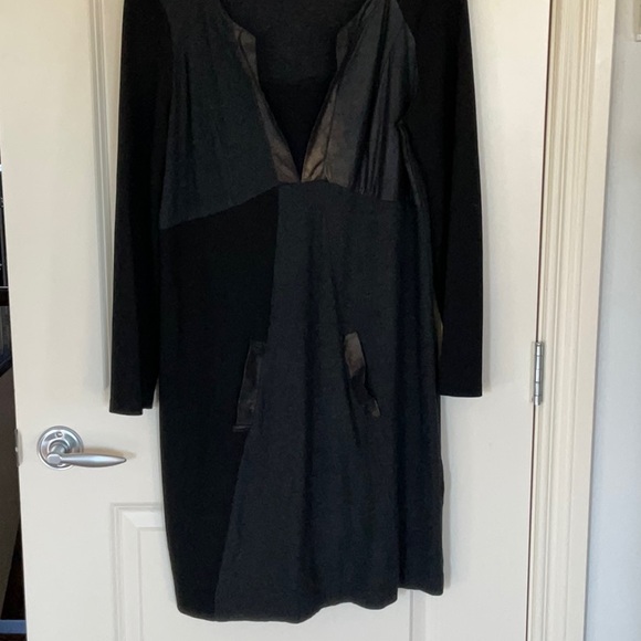 An elegant knee length theme dress by Lauren Vidal - Picture 2 of 6